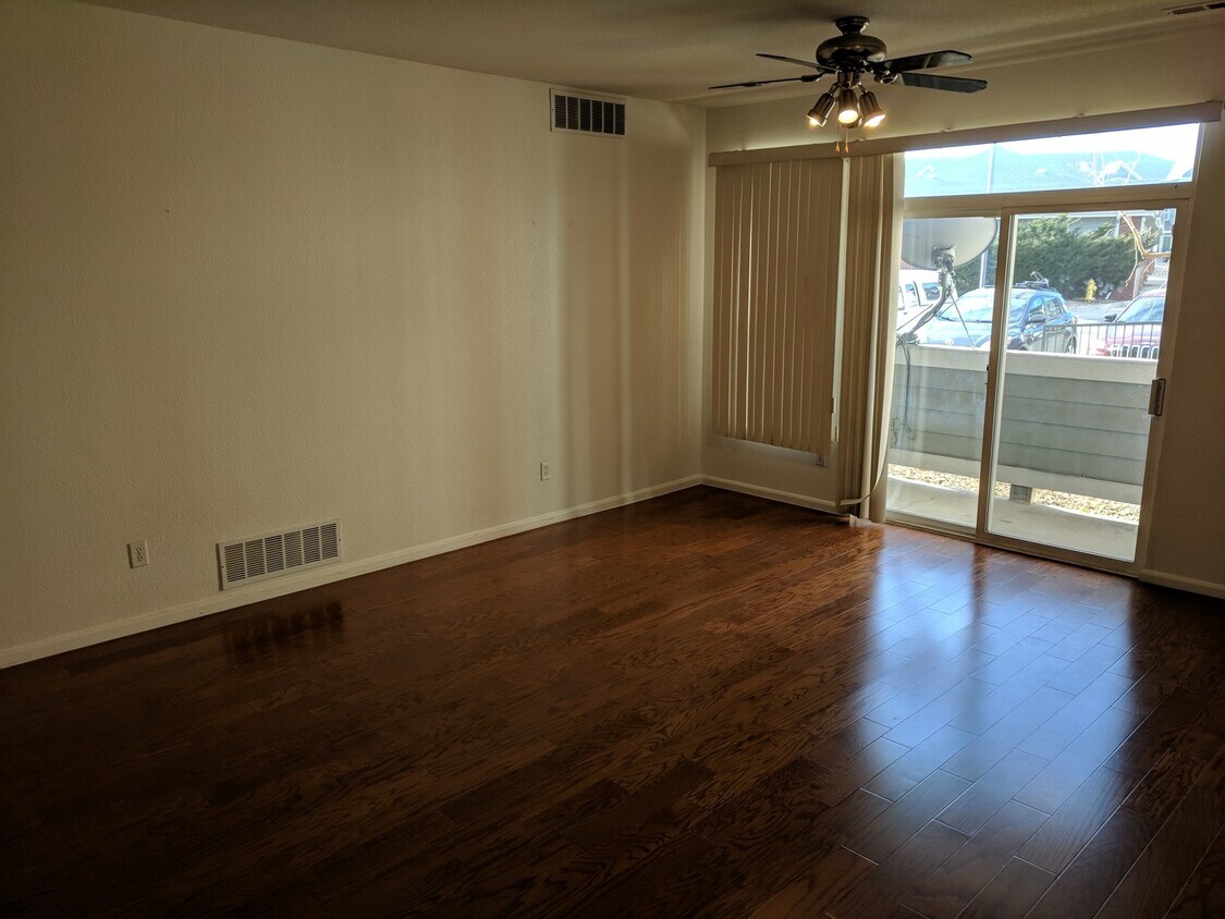 Foto principal - Spacious & Convenient 3 Bedroom Condo