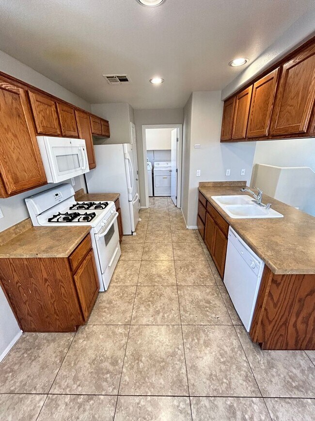 Foto del edificio - Charming 3 Bed/3Bath, 2-Story Home nestled...