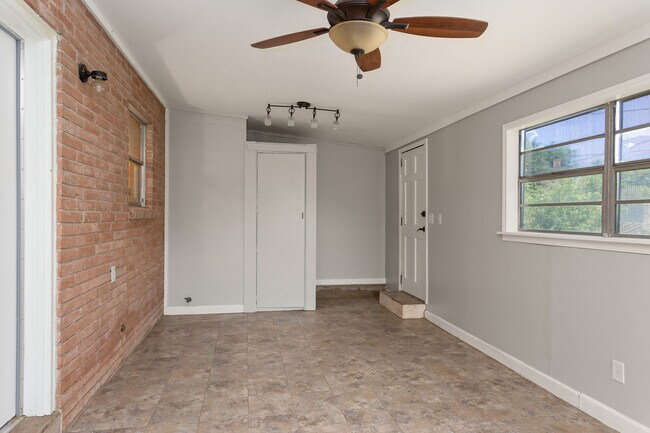 Building Photo - 716 W Daffodil Ave