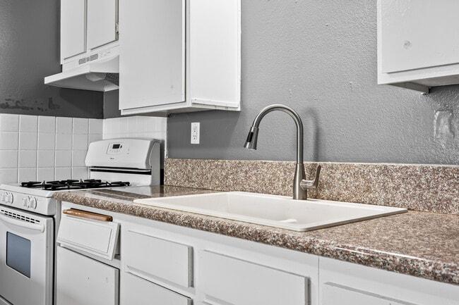 Building Photo - White Street Apartments