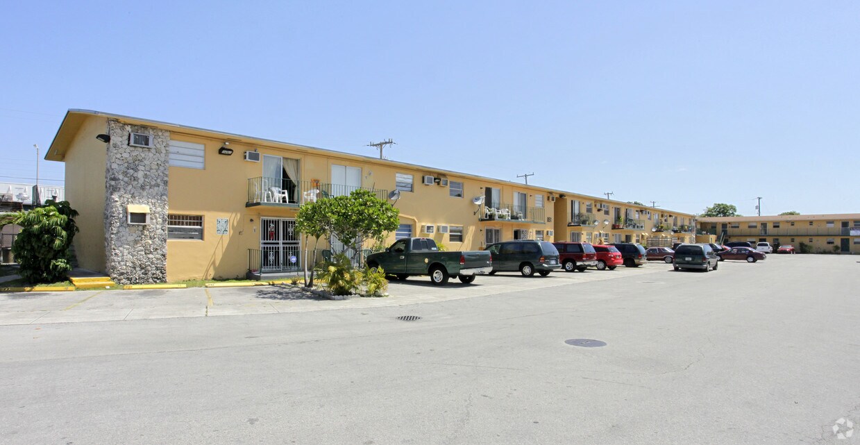 E40th St - 850-880 E 40th St