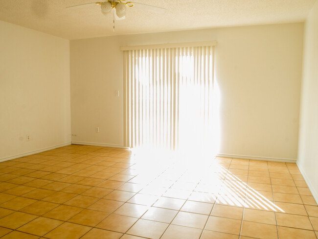 Foto del edificio - PRICED TO RENT QUICKLY!!