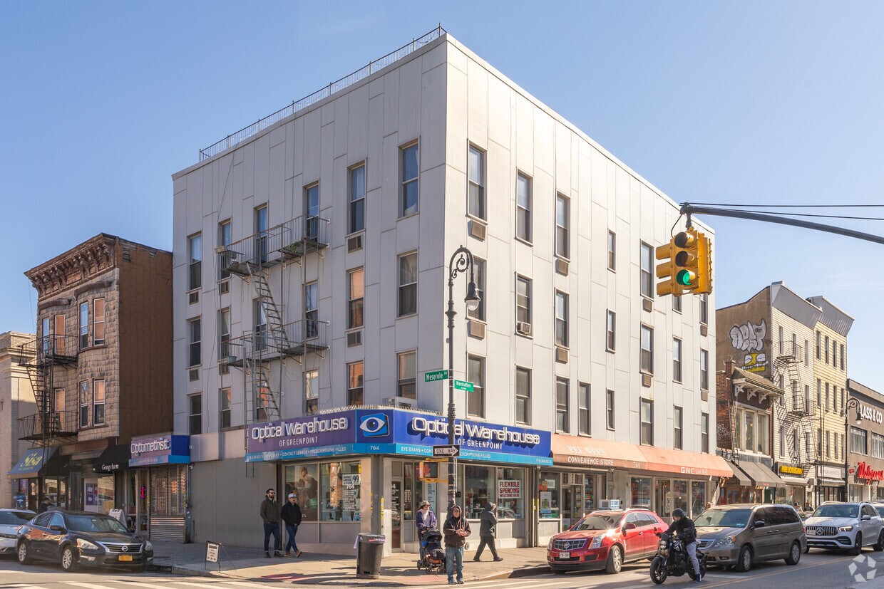 Primary Photo - 764 Manhattan Ave