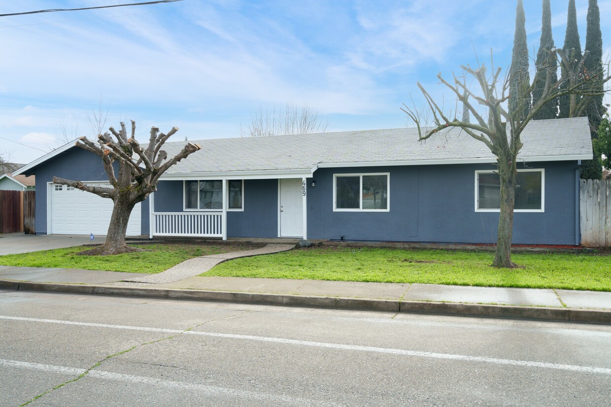 Primary Photo - 469 E St