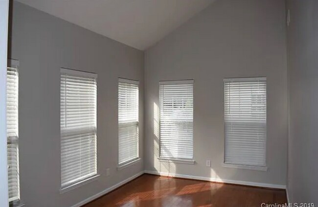 Building Photo - 1018 Fountainbrook Dr