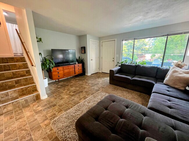 Living Room - 1725 N Callow Ave