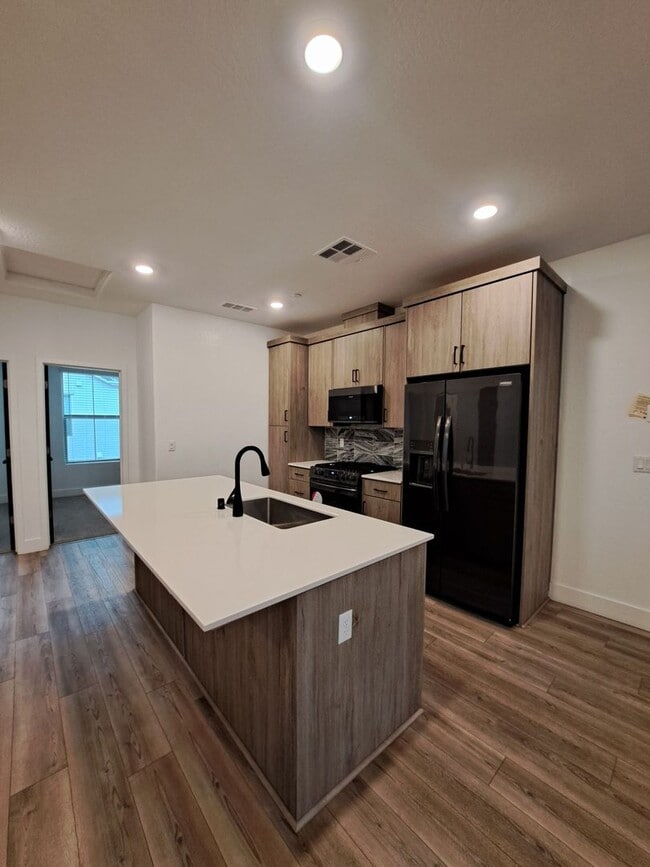 Building Photo - Fresno 3BR Pet-Friendly Townhouse with Community Amenities!