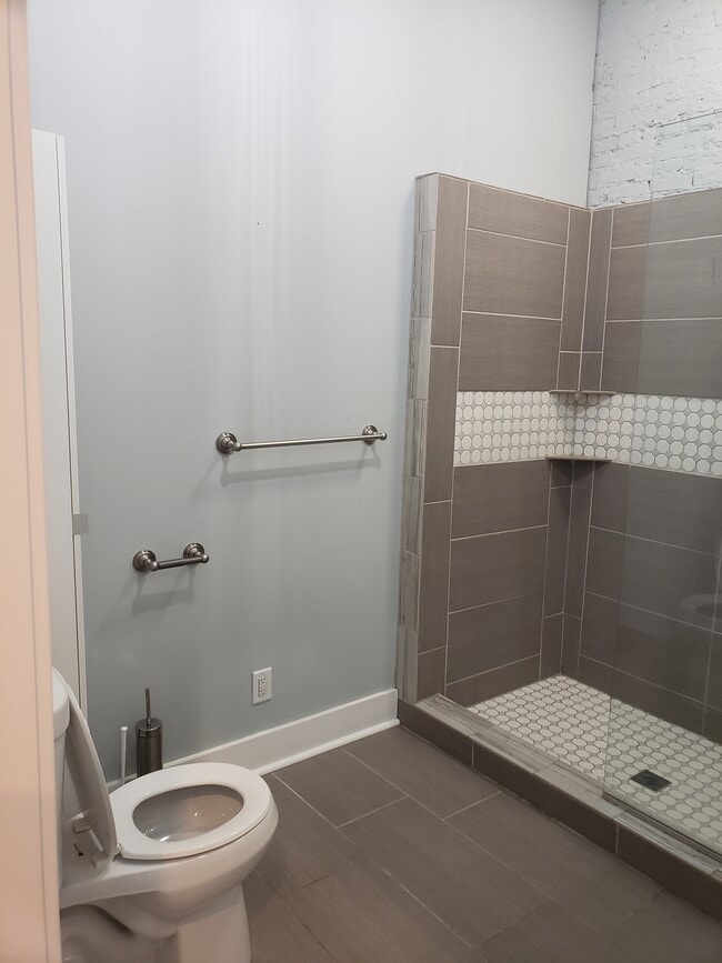 Excelente ducha con cabezal de ducha tipo lluvia. - 116 S Saginaw St