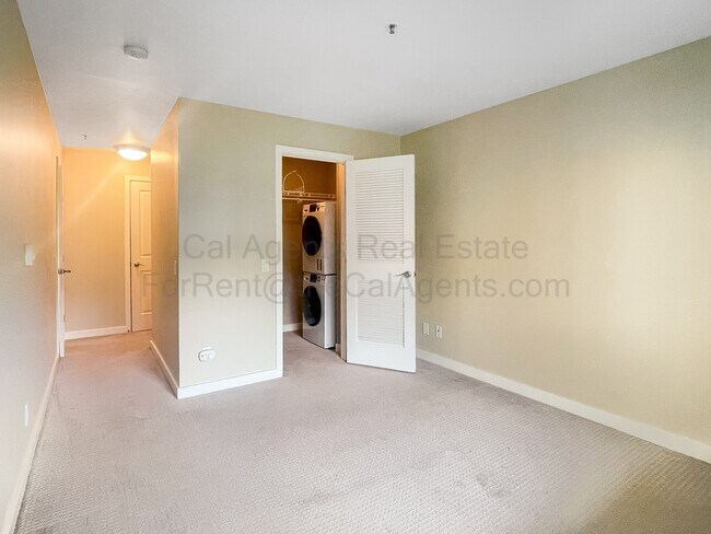 Foto del edificio - 6400 Christie Ave
