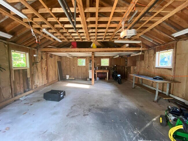 Building Photo - 54 Meetinghouse Rd