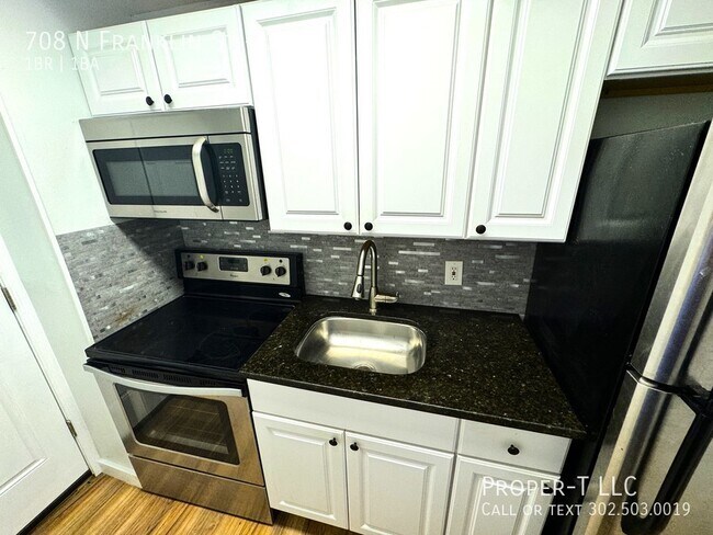 Building Photo - Cozy unit with modern updates!