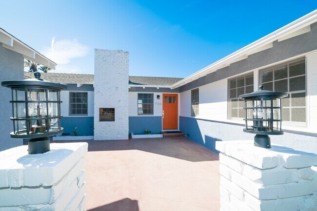 Building Photo - Fully Remodeled Ranch Home with Panoramic ...