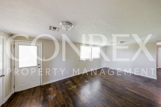 Building Photo - Charming 3 Bedroom