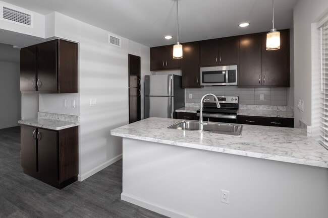 2 habitaciones, 1 baño - Cocina - The Pines Apartments and Townhomes