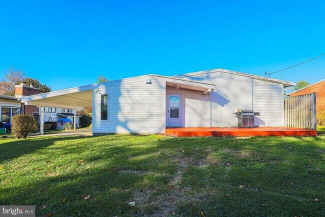 Foto del edificio - 2421 Lightfoot Dr