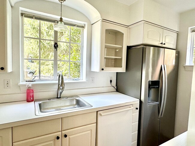 Building Photo - Barnaby Woods/ Chevy Chase DC!  Detached H...