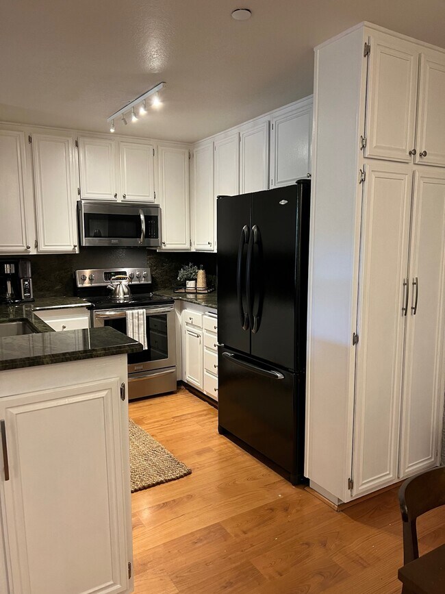 Building Photo - 850 State Street, Unit 117