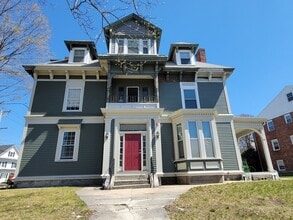 Building Photo - 172 Nesmith St