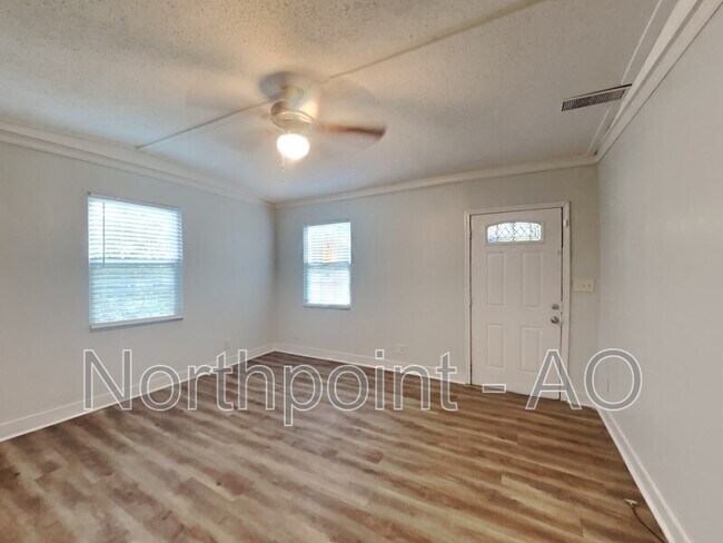 Building Photo - 1102 Oak Knoll Terrace SE
