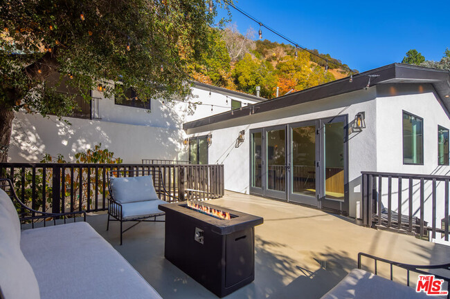 Building Photo - 9849 Portola Dr