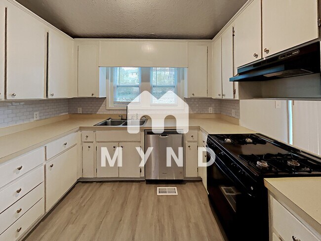 Foto del edificio - 737 Starcrest Ln NE