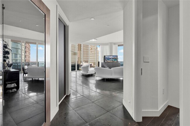 Building Photo - 200 Biscayne Blvd Way