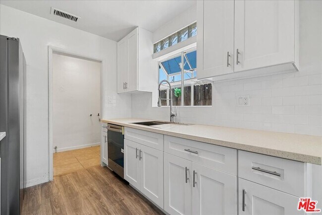 Foto del edificio - 17226 Vanowen St
