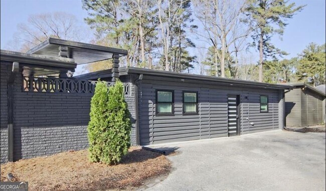 Building Photo - 3229 Kingsdale Dr SW