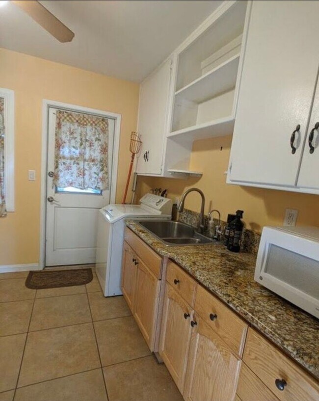 Building Photo - Family Entertaining Large Lot Home in Chin...