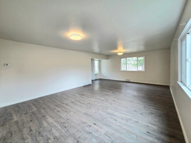 Foto del edificio - 4-Bedroom + Den, 2-Bath House for Rent in Cashmere ON THE RIVER!!