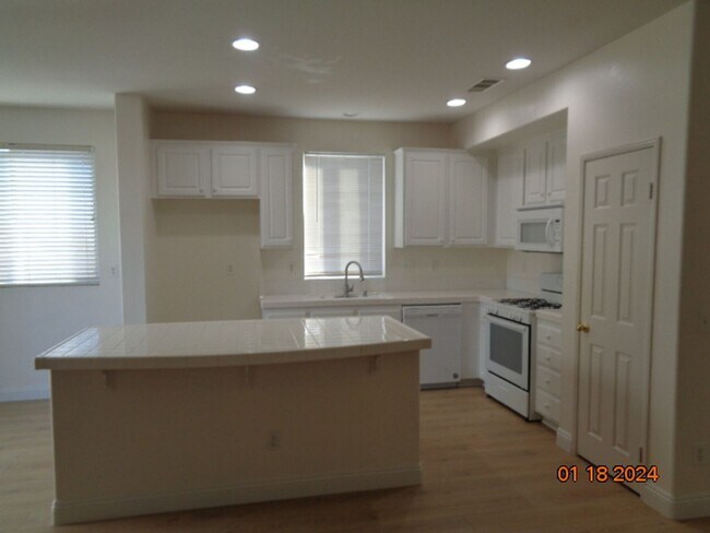 Building Photo - Lovely Single Story Rancho Vista Home Offe...