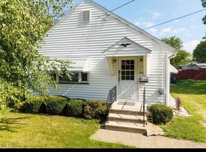 Building Photo - 815 Iona Ave