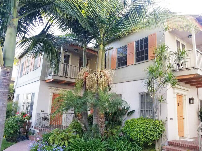 Building Photo - 1053 Masselin Ave