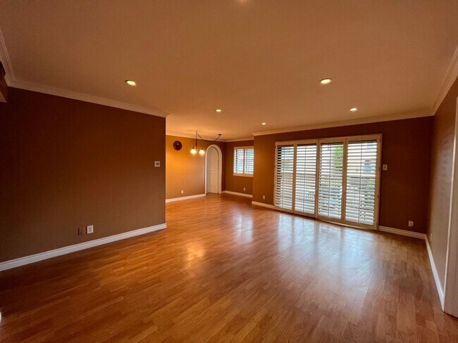 Building Photo - MOVE-IN READY 3+3 w/all appliances, parkin...