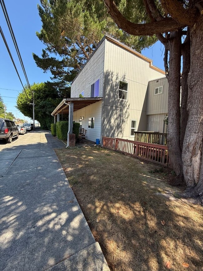 Foto del edificio - 2439 Sherman Ave