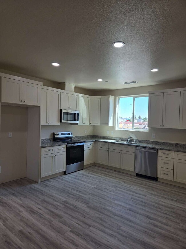 Building Photo - Newly Constructed North Merced Home! Uniqu...