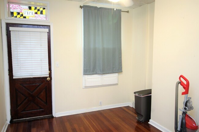 Building Photo - Charming Locust Point 2bd+Den/1ba Rowhome w/ W/D, CAC and One-Car garage! Available 7/15!