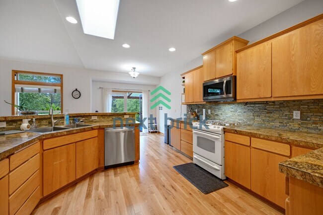 Building Photo - "Spacious 4-Bedroom Retreat with 4.5 Baths in Scenic Snohomish - Your 4400 Sq Ft Haven Awaits!"