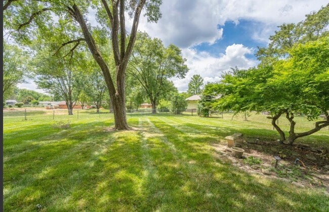 Building Photo - 211 Lakeview Dr