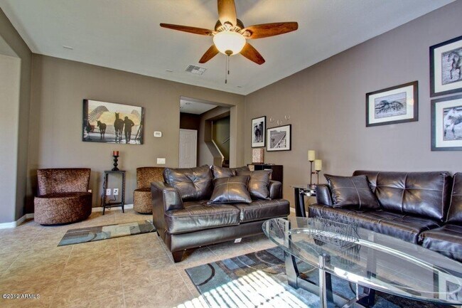 Foto del edificio - Charming 3 bed home with POOL in Gated community!! with 2 car garage !!