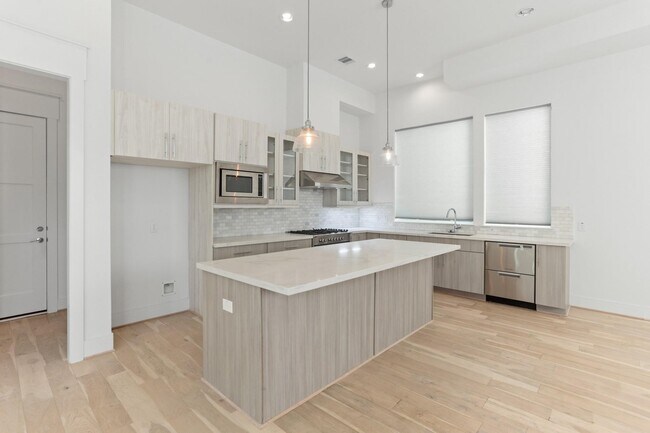 Foto del edificio - 9818 Mocking Bird Hill Ln