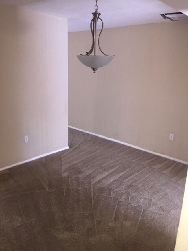 Building Photo - Call today and move in quickly before its ...