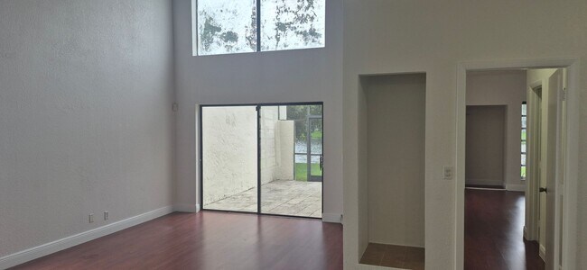 Foto del edificio - Serene lake views from your townhouse