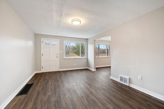 Building Photo - Entirely Renovated 3 bed, 1.5 bath in Chur...