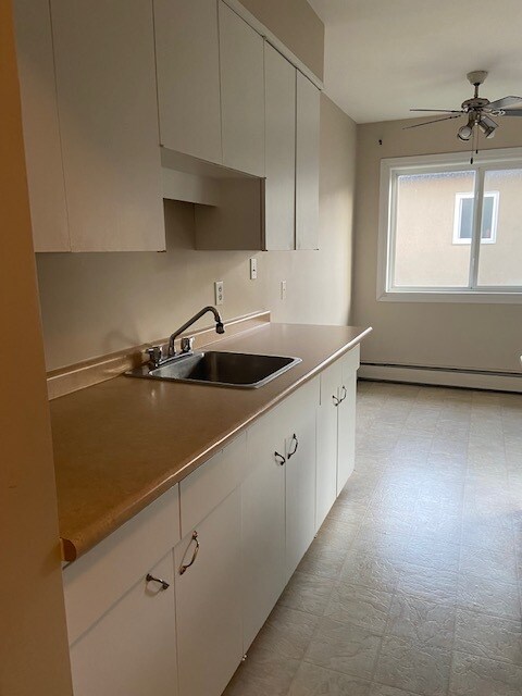 Photo du bâtiment - Affordable Living Near NAIT & Kingsway Mall – Rent Today!