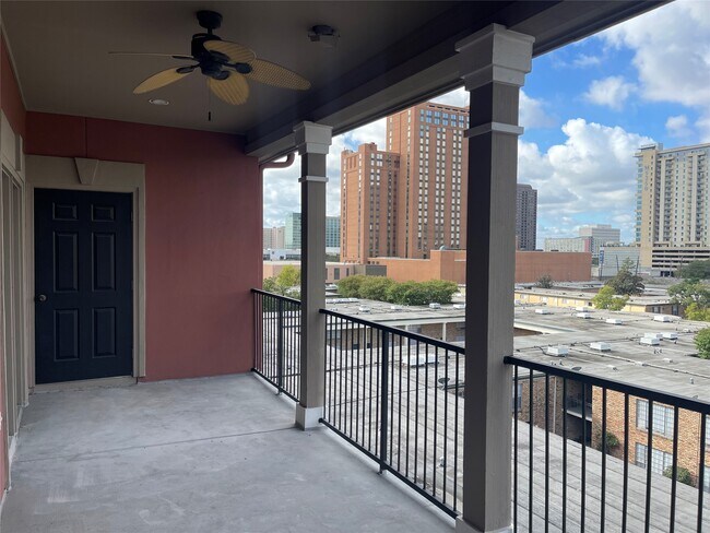 Foto del edificio - 2400 McCue Rd