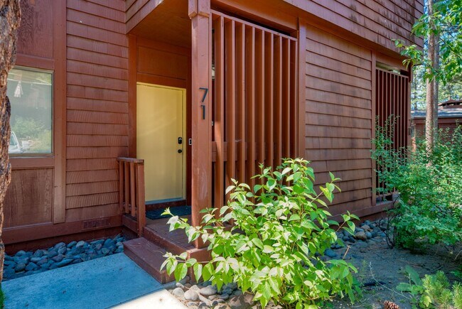 Foto del edificio - Gated Community with Beach and Dock.  Luxu...