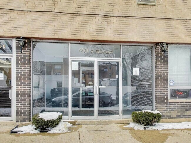 Building Photo - 7200 N Claremont Ave