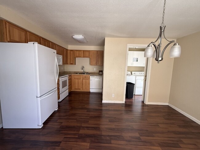 Building Photo - Adorable townhome in the desirable Woodside-Sparks community!