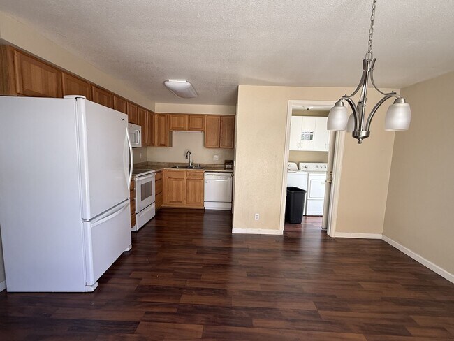 Foto del edificio - Adorable townhome in the desirable Woodside-Sparks community!